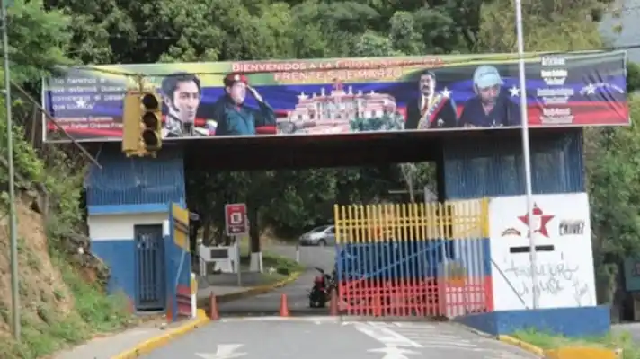 ¿DISFRUNTANDO SEMANA SANTA?: miembros de la banda de «El Coqui» se graban lanzándose a la piscina del antiguo Club de la PM