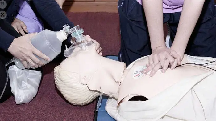 Se hace un 30 % menos de  reanimación cardiopulmonar en mujeres que en hombres