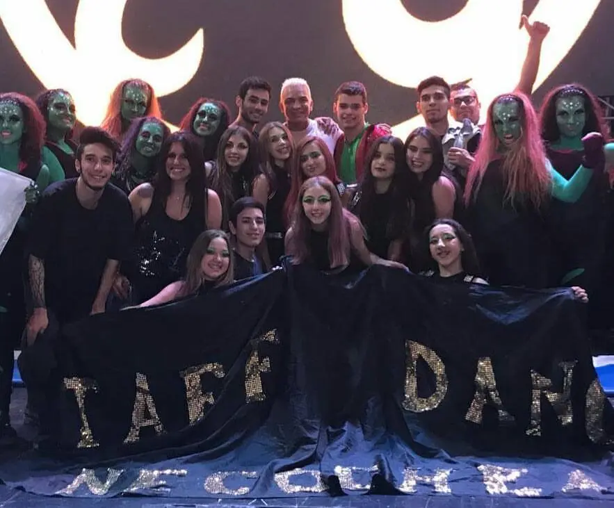 El grupo Staff Dance Necochea bailó en el Teatro Broadway