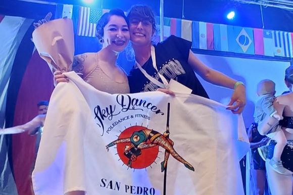 Baile del caño: Débora Bernaldez ama el pole dance, compitió y ganó en el Paseo La Plaza