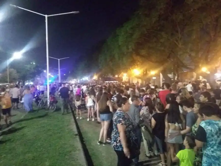 En los ingresos, debido a la gran cantidad de gente, debieron abrir los molinetes de seguridad. 