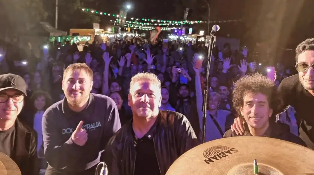 Chelo de La Zimbabwe y su banda The Hit Makers, en el cierre del sábado. (Foto: Bar Tent Eventos).