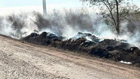 Los Bomberos sofocaron un incendio de pasto y basura muy cerca de barrio Antártida