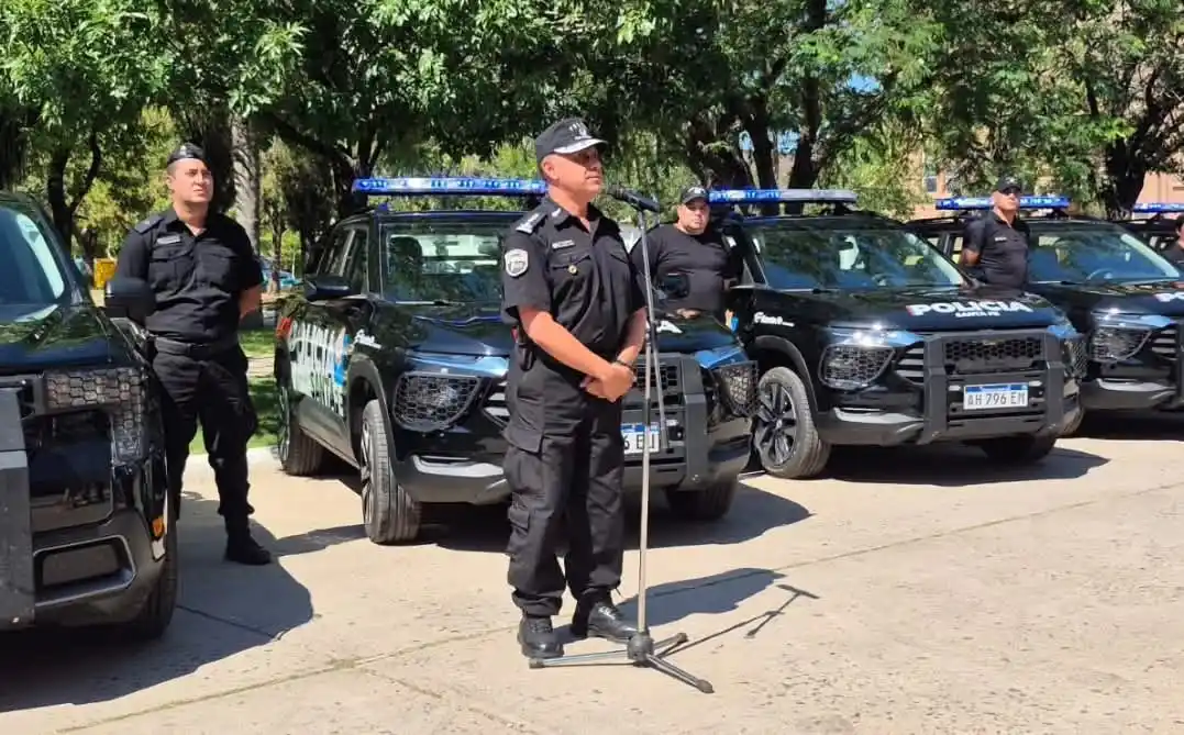La Jefatura de Policía recibió nuevas camionetas 0 km para la Unidad Regional XIII