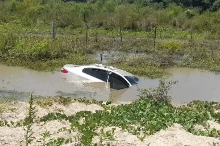 Una docente viajaba por la ruta, despistó y cayó al agua con su automóvil