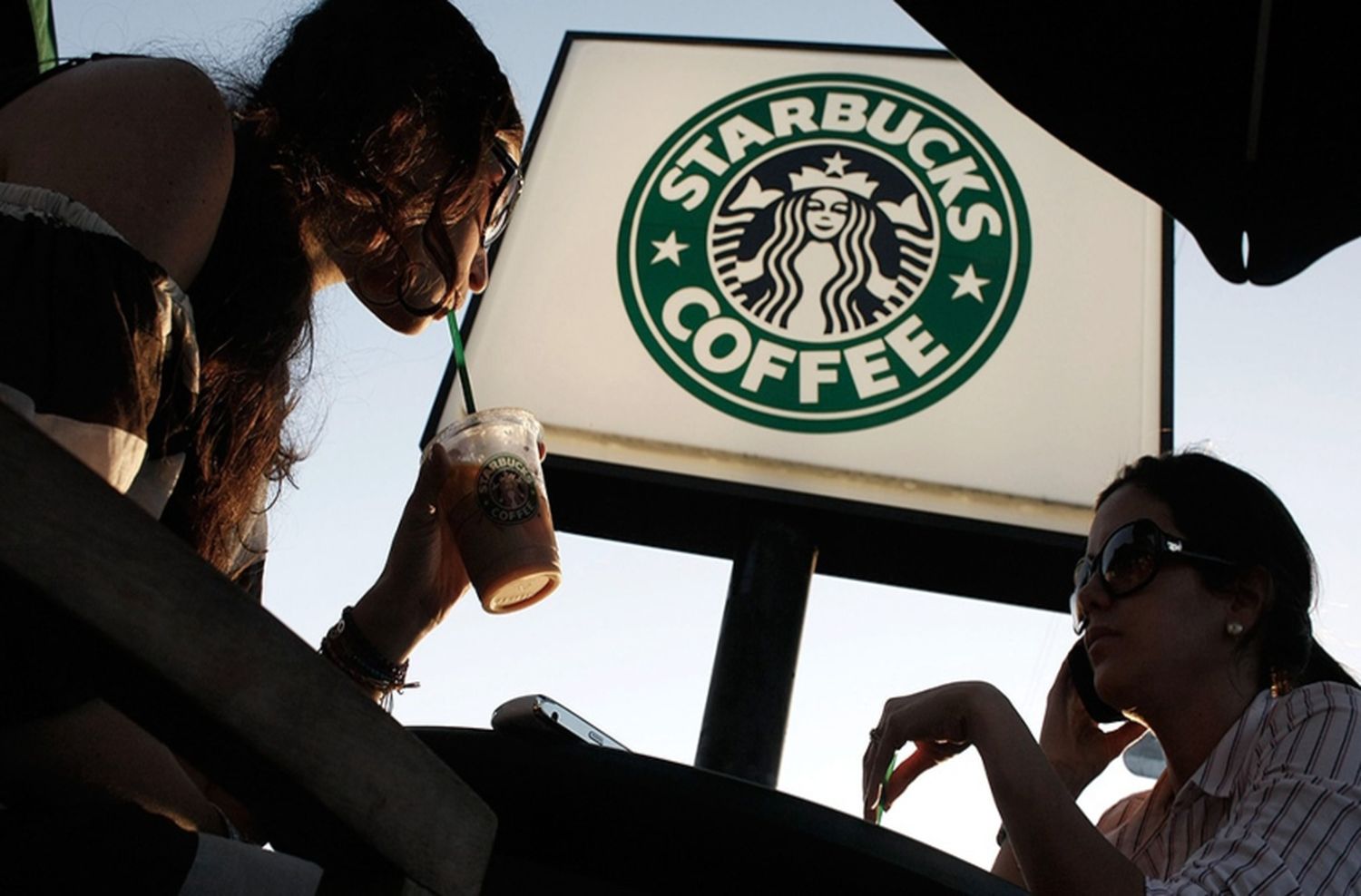 Starbucks y Burger King desmienten su salida del país