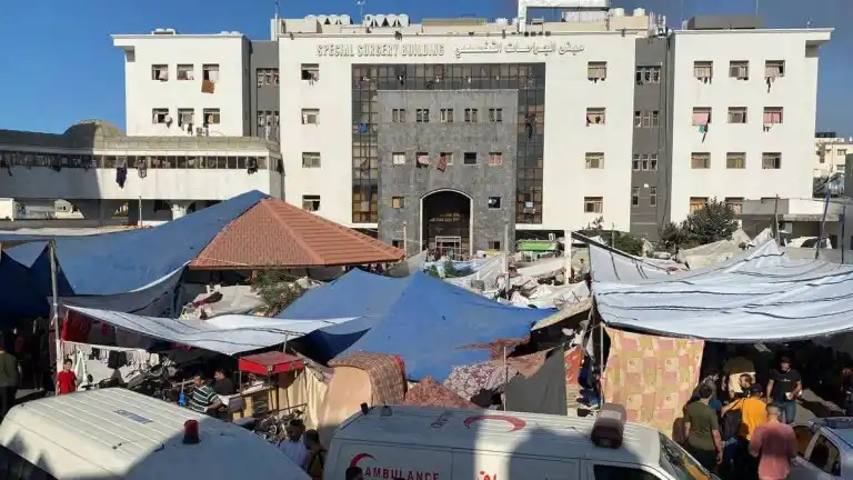 El principal hospital de Gaza se convirtió en un gigantesco centro de refugiados