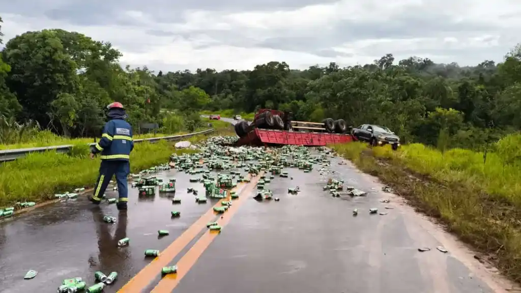 Camión cargado de cervezas volcó en Andresito.