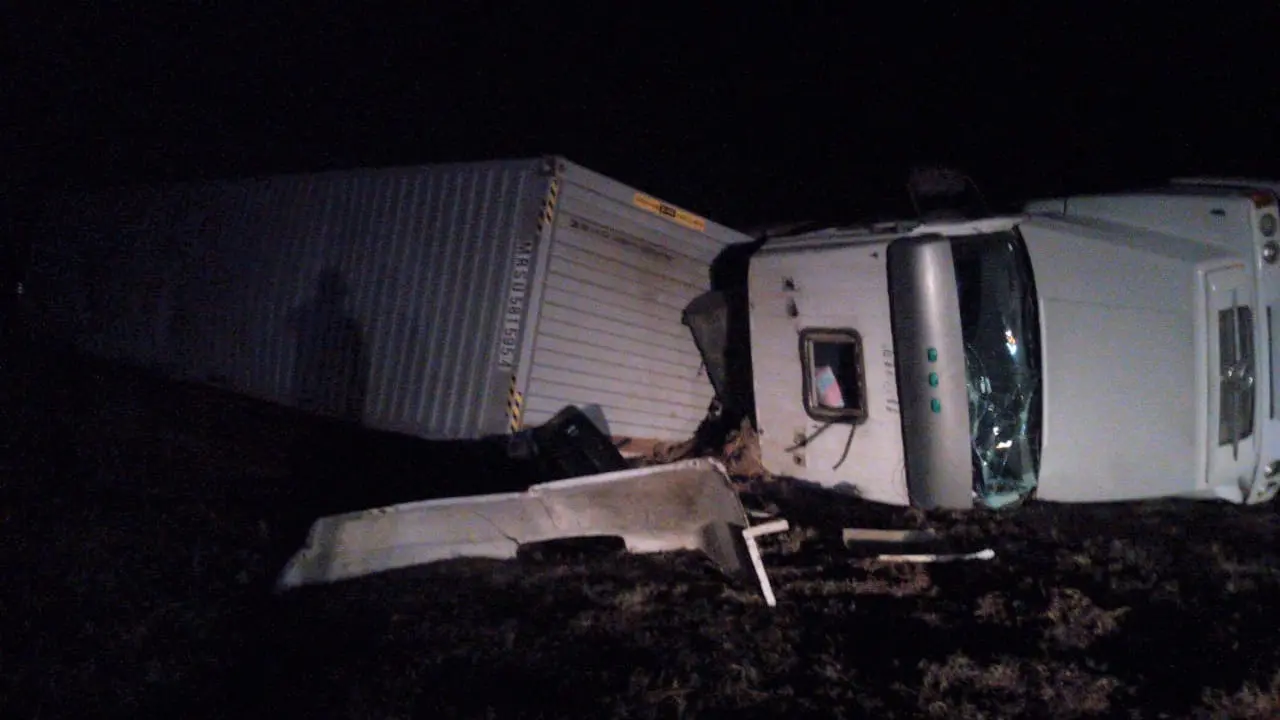 Volcó un camión en el km 165 de ruta 9: la conductora resultó sin lesiones