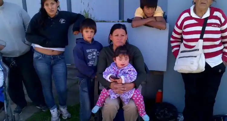 Familiares de un joven detenido la semana pasada reclaman su inocencia en las puertas de la Comisaría
