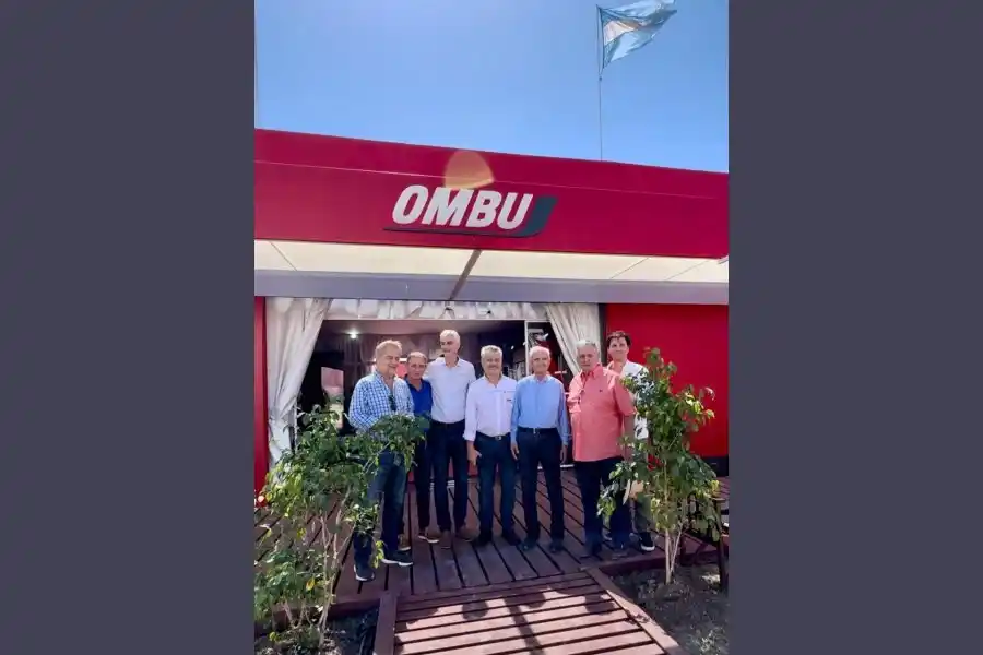 El Diputado Nacional participó del Primer Remate de Girasol y luego visitó los stands de las empresas industriales y biotecnológicas, como Máquinas agrícolas OMBU S.A., Industrias ERCA SA, Agricultores Federados Argentinos S.C.L. entre otras