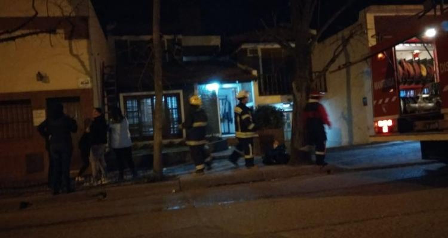 Bomberos Voluntarios intervino dos veces por un incendio en una casa