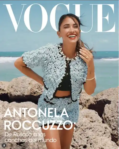 Con un traje celeste y playero Antonela Roccuzzo posó para Vogue/ @voguemexico