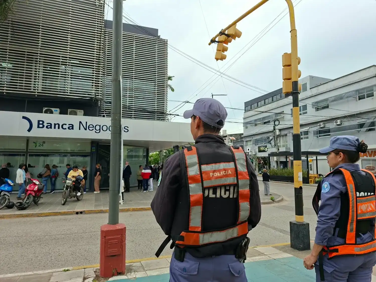 Despliegan un amplio operativo policial en bancos y cajeros