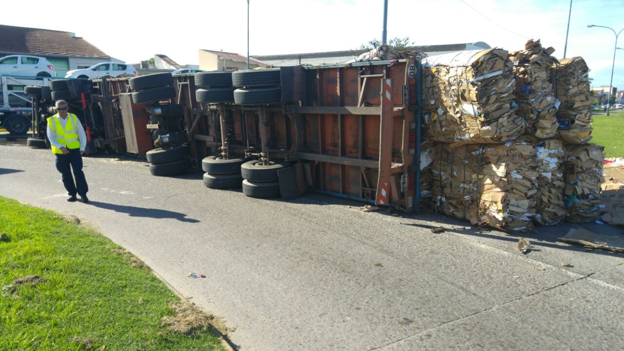 Volcó un camión en Colón y Champagnat