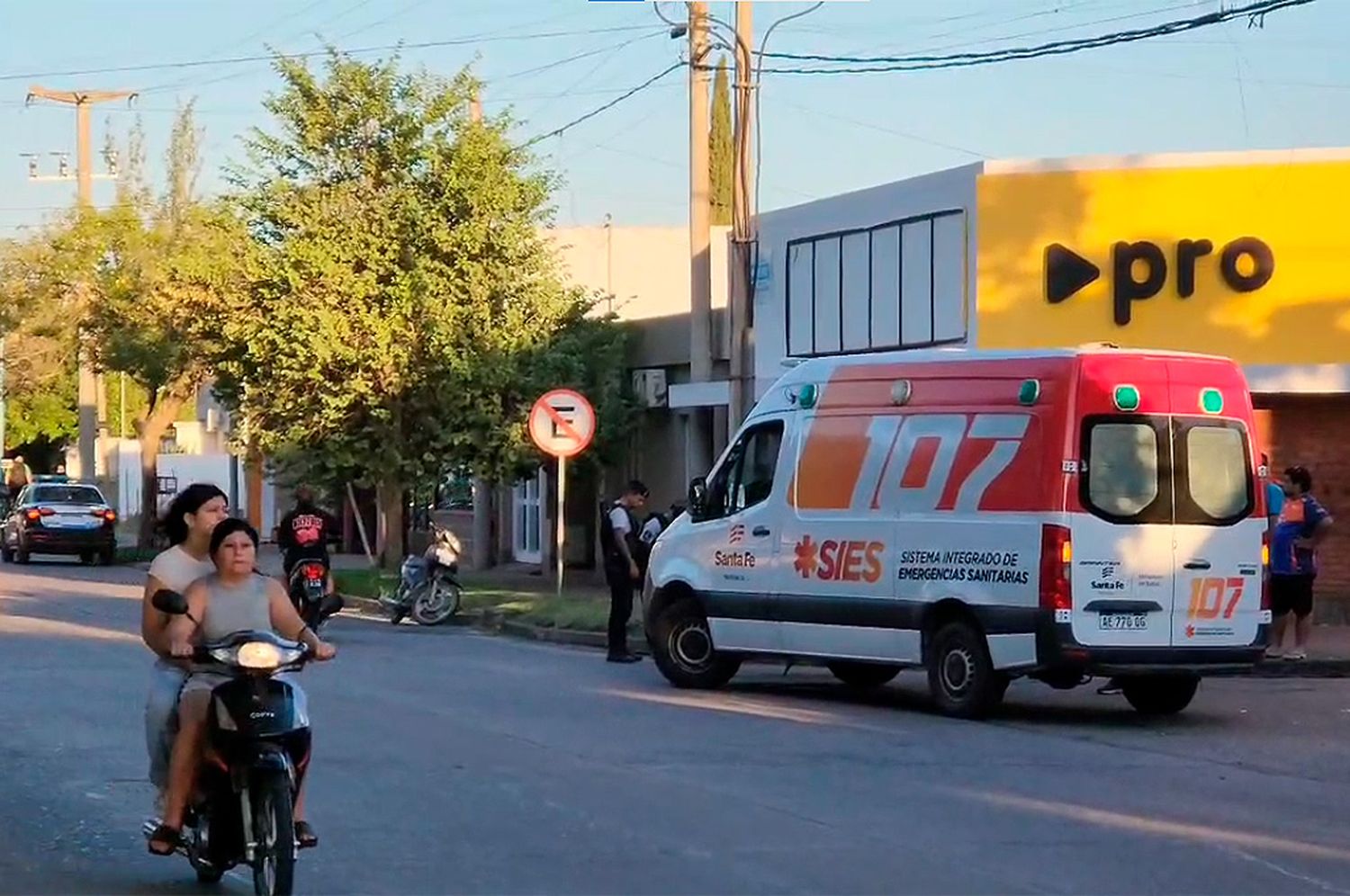 Fuerte accidente en una esquina complicada terminó tres motociclistas lesionados