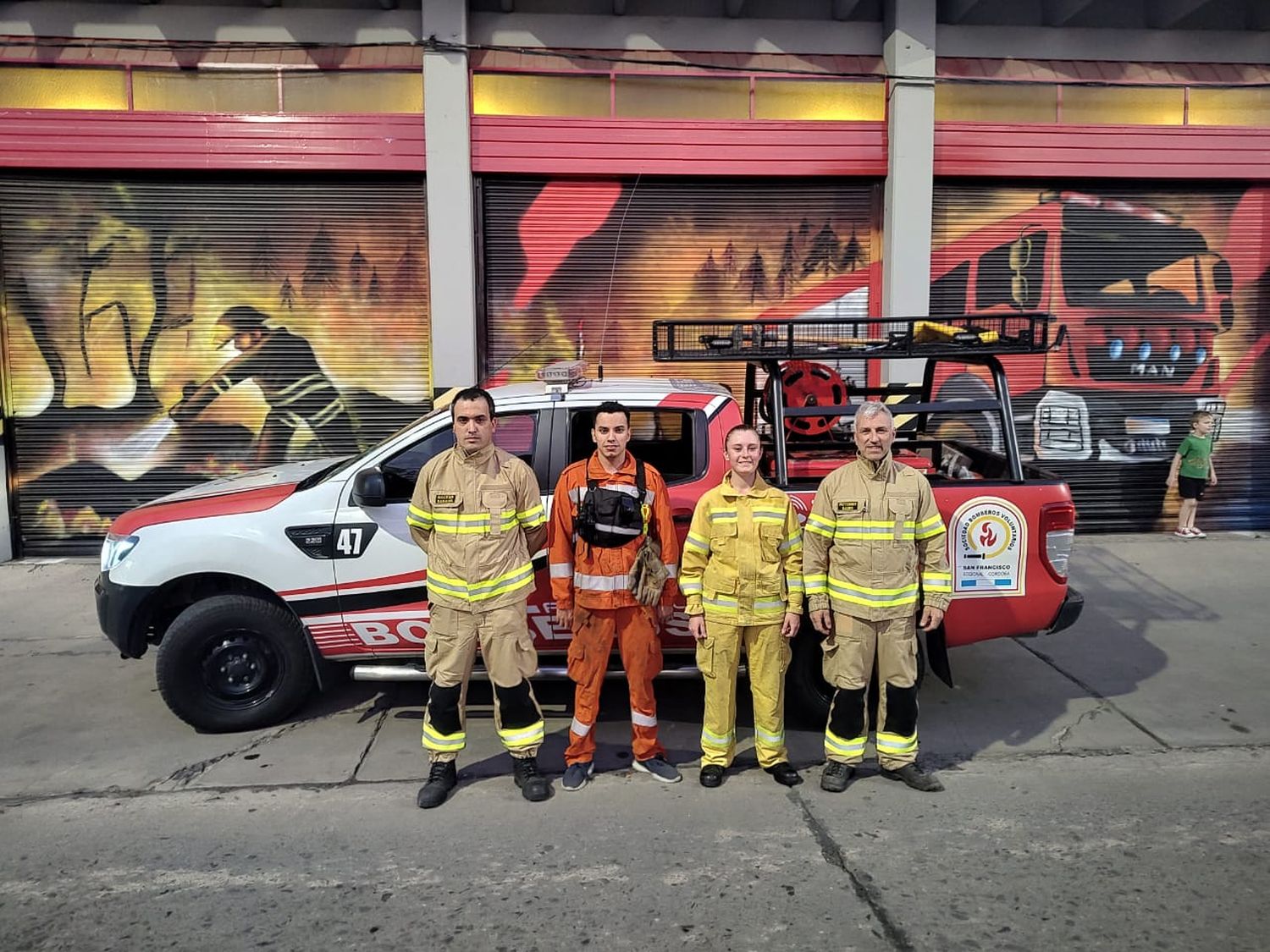 Una dotación de bomberos locales partieron hacia las Sierras de Córdoba