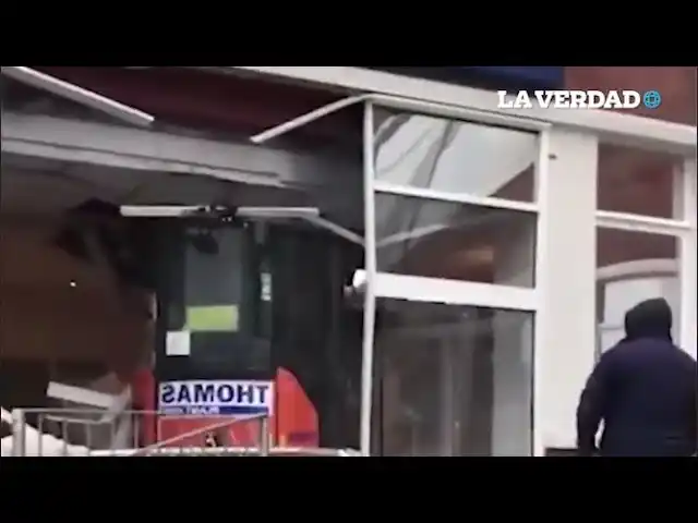 EE.UU.: destrozó la entrada de un hotel con una excavadora porque no le pagaron