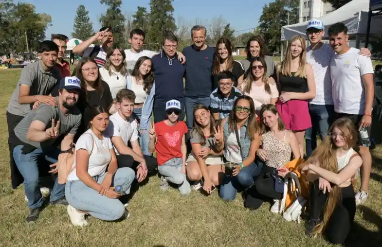 Jóvenes de Crespo compartieron sus ideas con Bahl y Monjo