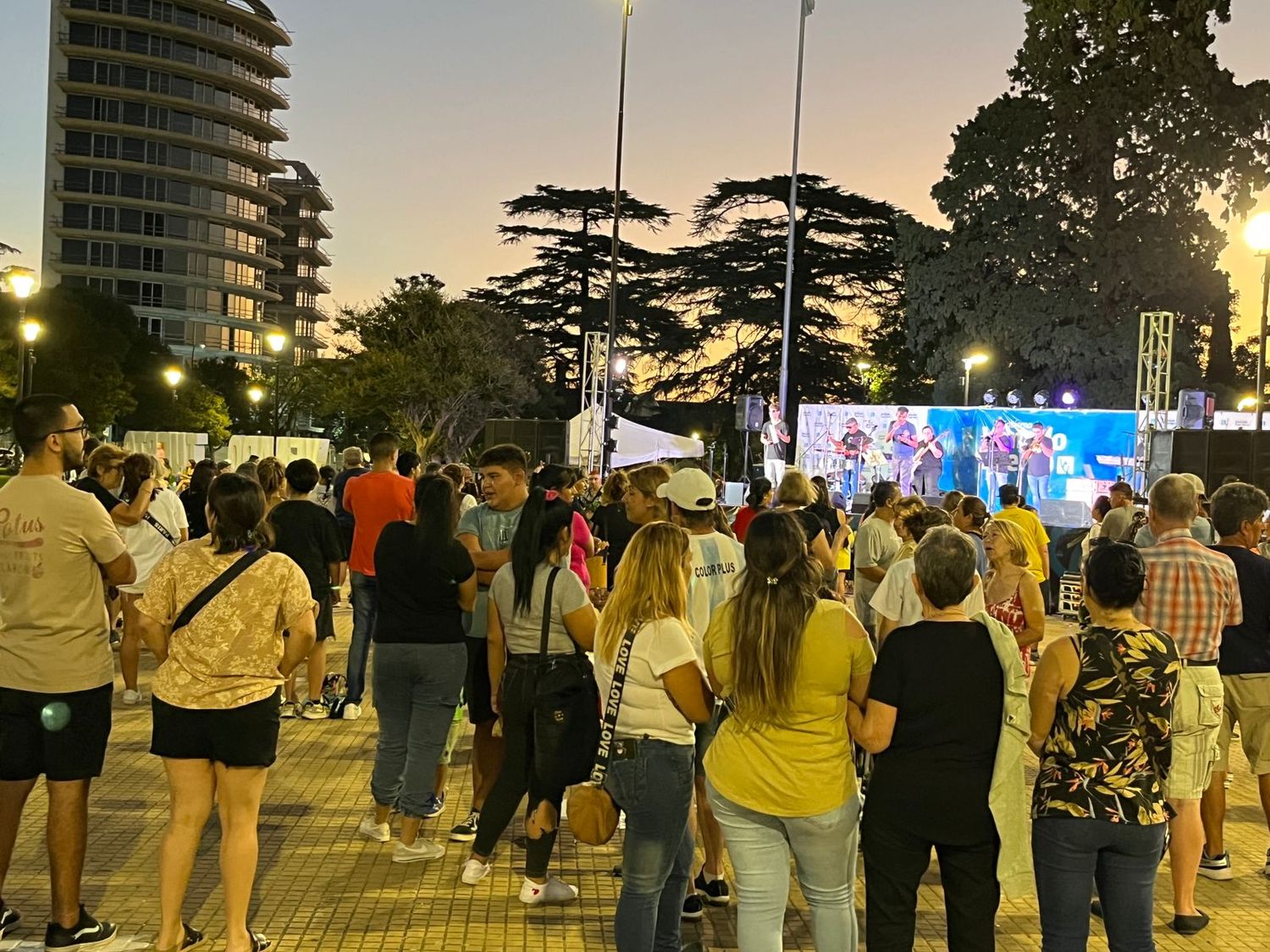 Bandas en vivo en el corazón del espacio público central de Venado.