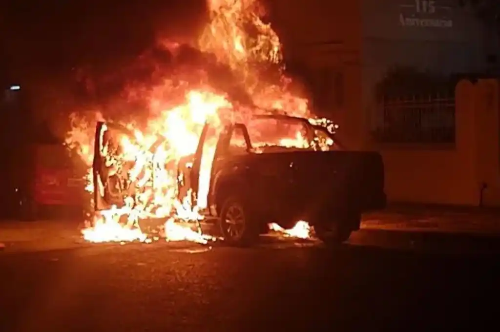 Rosario: bombardearon un móvil policial frente a una comisaría
