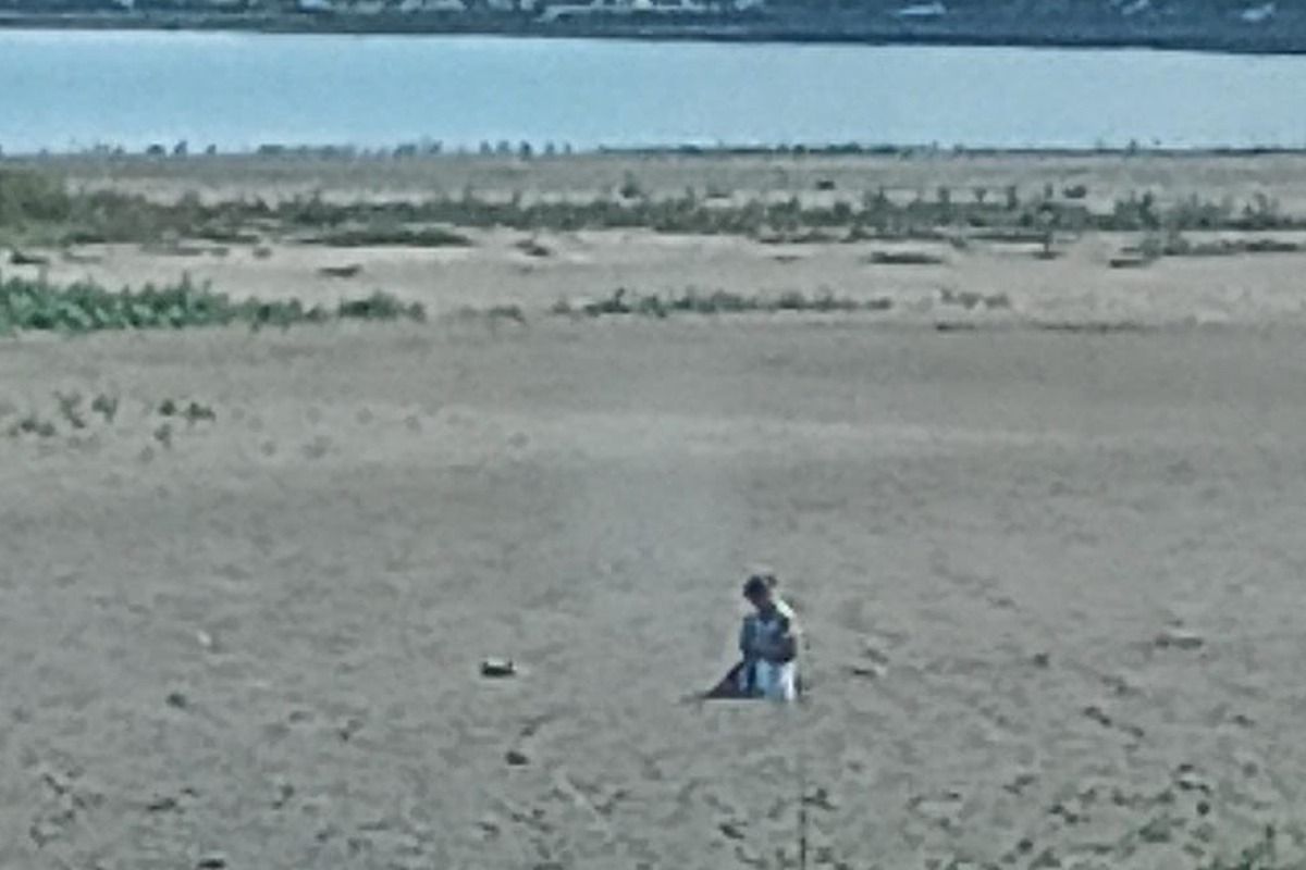Insólito: Una mujer caminaba por la laguna de Chascomús, quedó enterrada hasta la cintura y la sacó Defensa Civil