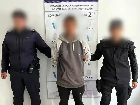 Se olvidó la mochila con casi $400.000 en la calle, se la robaron y la recuperó por la ubicación de los auriculares