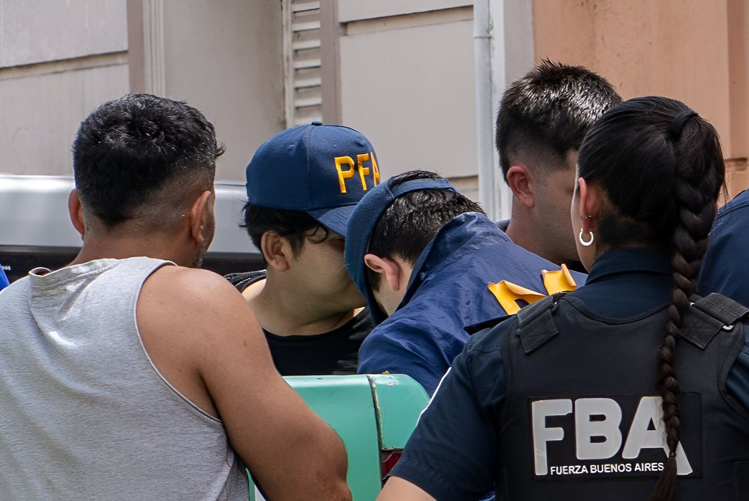 Los detenidos fueron identificados como Braian Moré y Lucas Ruiz, de 23 y 24 años.