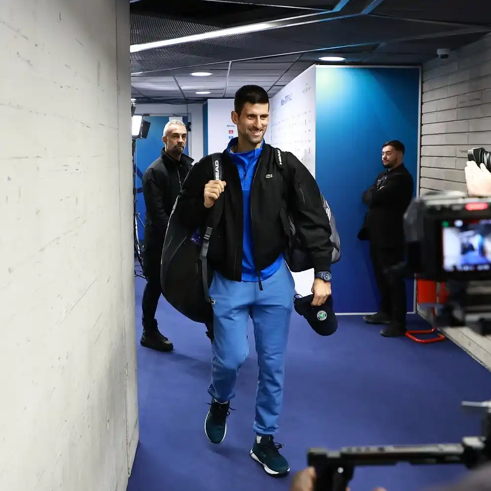 Djokovic debutó con un triunfo sobre Tsitsipas