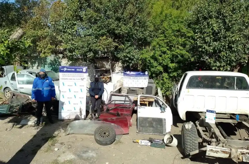 Tres aprehendidos por robar y desmantelar una camioneta