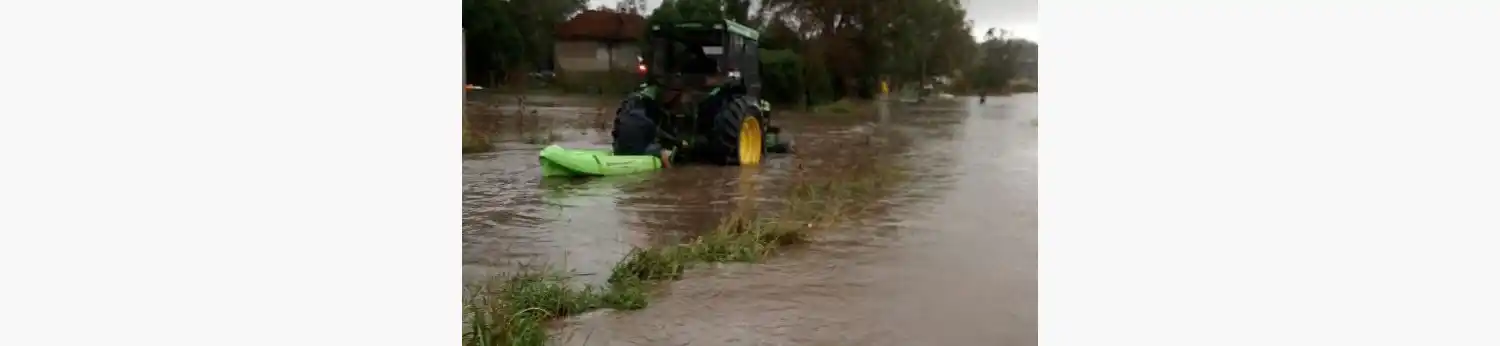 En Playa Serena evacuaban a las familias con un tractor