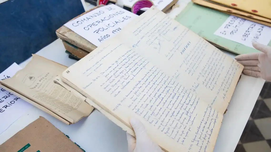 No es la primera vez que se impulsa una medida de este tipo: en años anteriores ya se habían dispuesto procesos de desclasificación de documentos, aunque con distintos niveles de acceso y alcance.