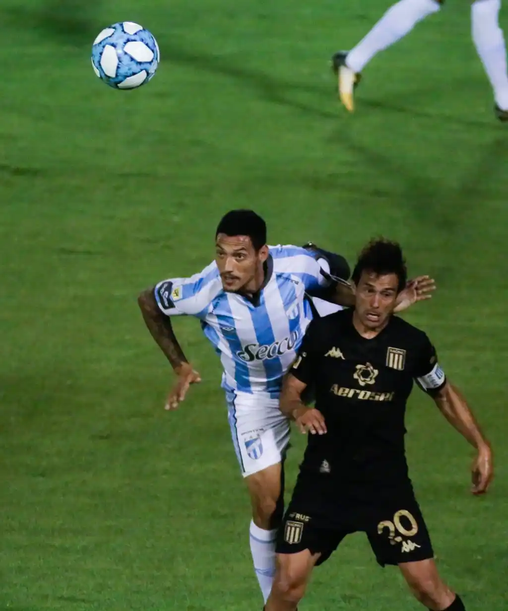 Atlético Tucumán clasificó y le dio otro golpe a Racing