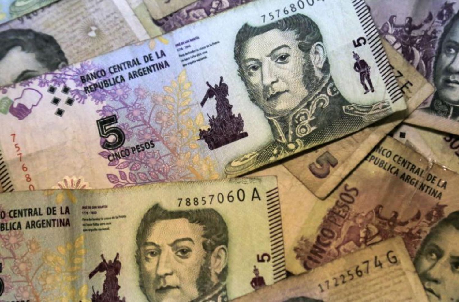 Salen de circulación los billetes de $5 y kiosqueros aseguran que las monedas "no aparecen"