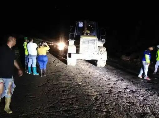 ¡FUERTES DESLIZAMIENTOS DE TIERRA! Vías al páramo merideño quedaron obstruidas