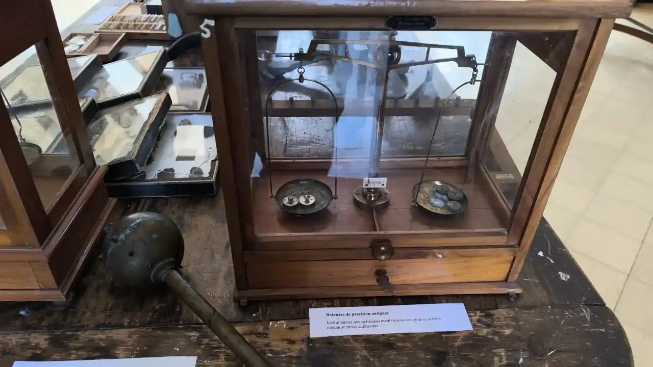 La Escuela Normal inauguró la muestra  “Aquel laboratorio de ayer”