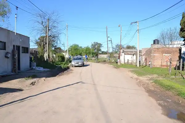 Tres chicos corrían una carrera a caballo y uno chocó contra un vehículo