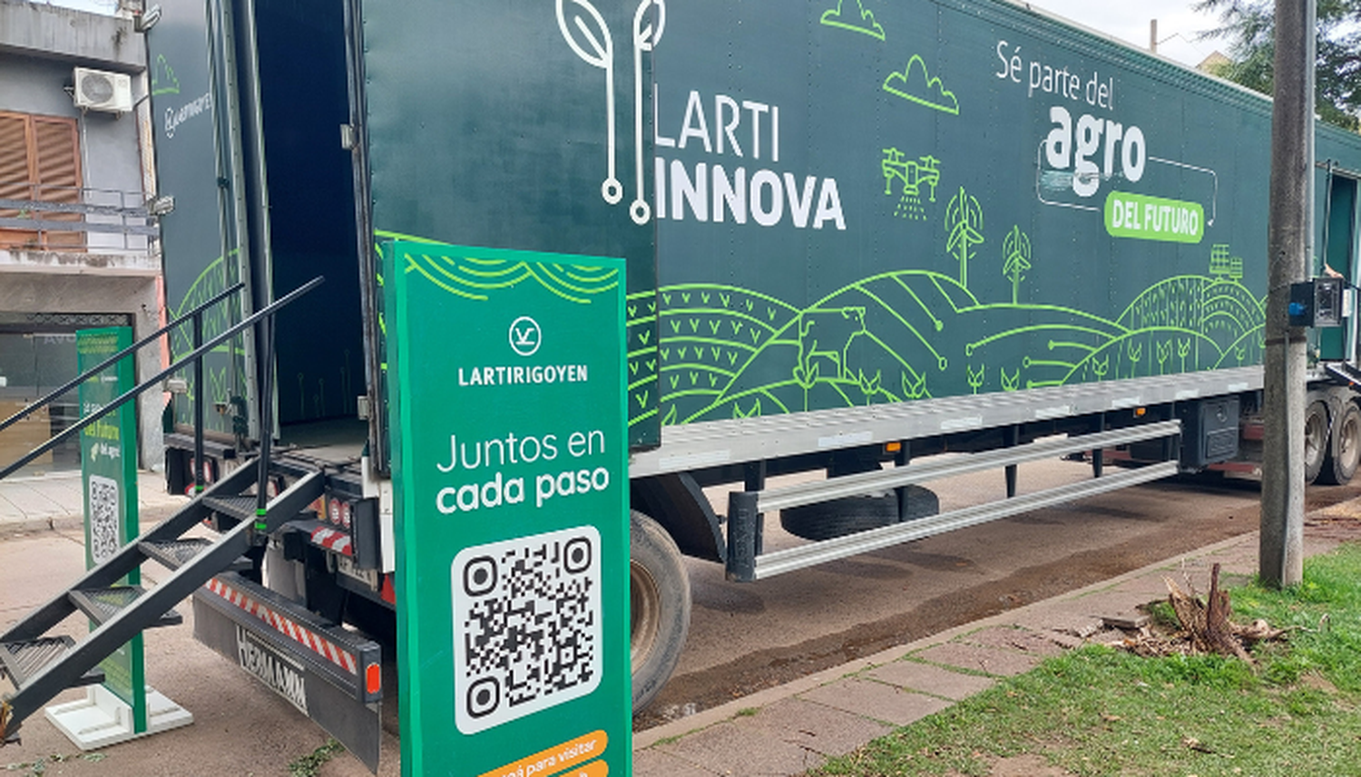 Tránsito interrumpido y curiosidad: qué hacía un camión frente a plaza Belgrano