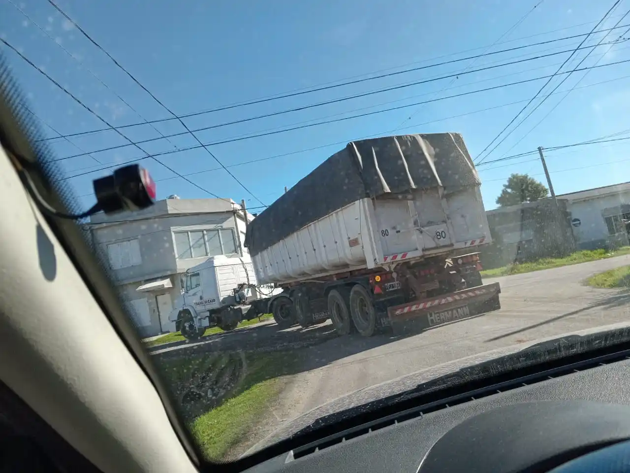 La imagen que captó el vecino en una esquina de la ciudad con un camión cargado de arena.
