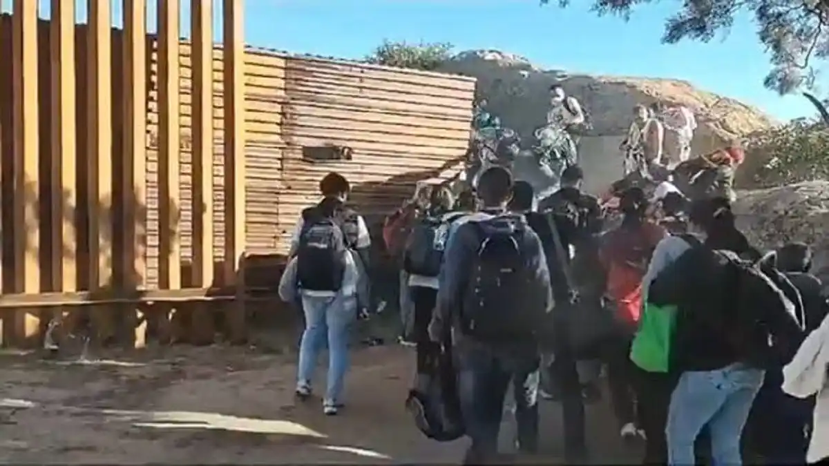 POR CUALQUIER HUEQUITO los coyotes aprovechan para ganar millones pasando migrantes a EE. UU.