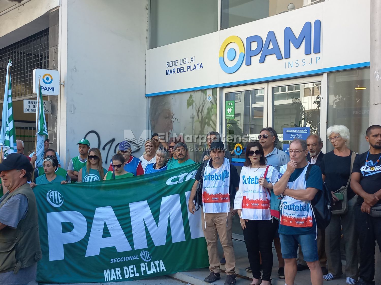 Organizaciones realizaron un abrazo solidario por los despidos en PAMI