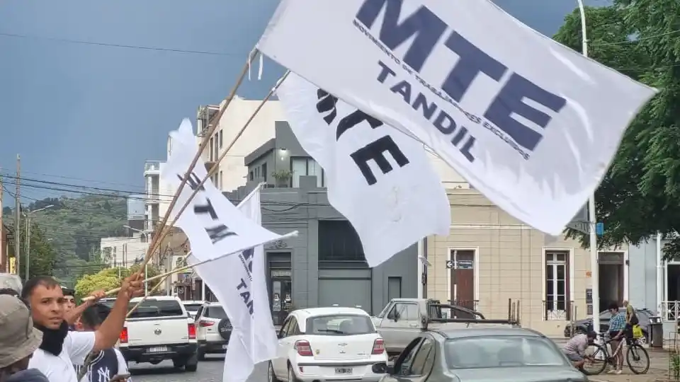El miércoles, durante la jura de los concejales electos, los feriantes nucleados en el MTE realizaron una asamblea frente a la Municipalidad.