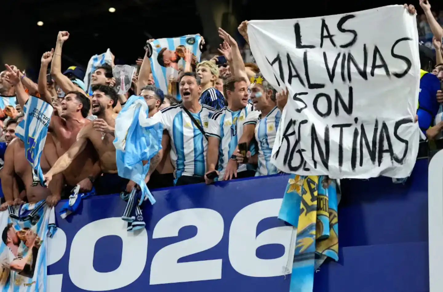 El hincha que creó la bandera de Malvinas contó cómo logró ingresarla al estadio - 4