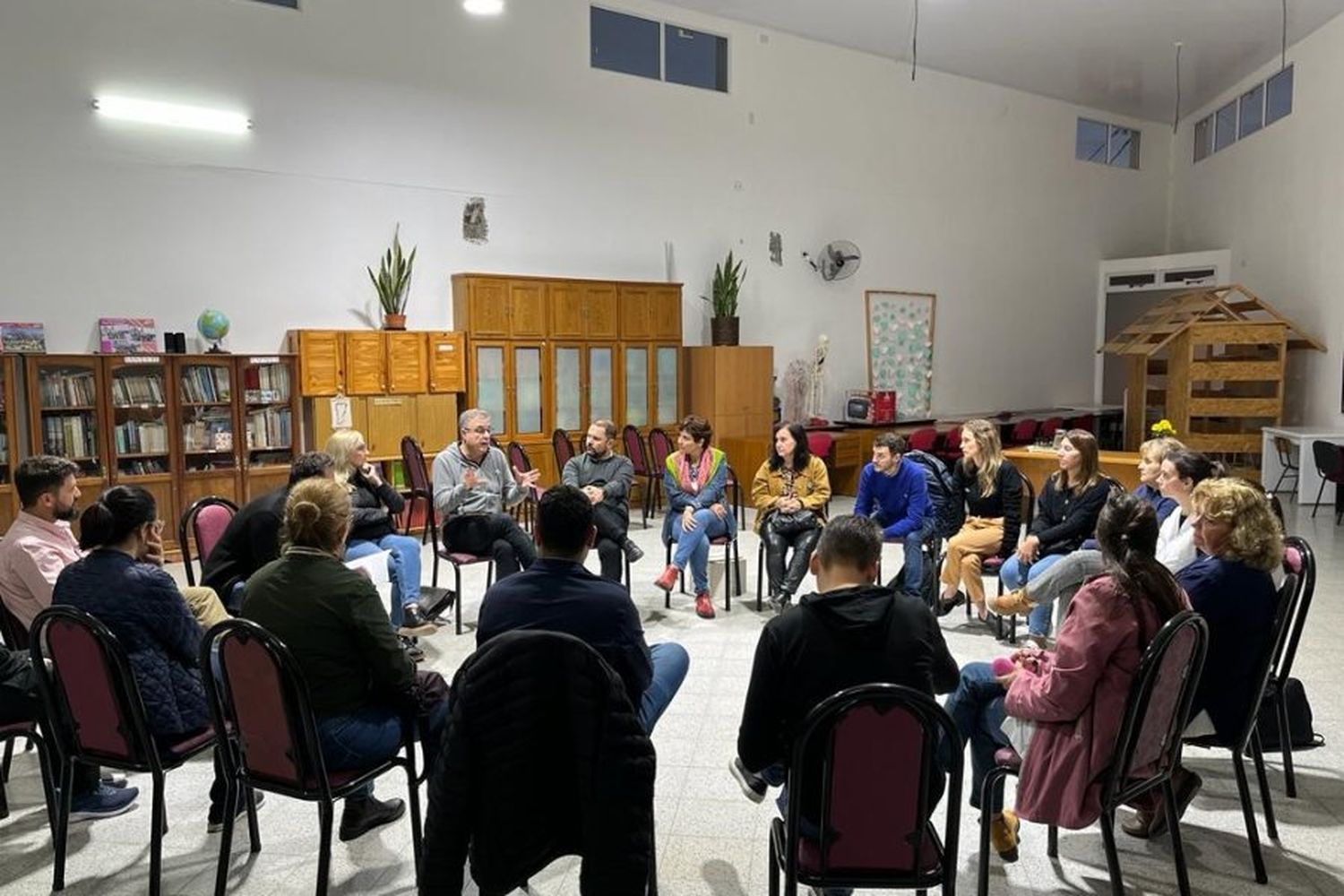 Castellano participó de un encuentro para dialogar sobre la propuesta de un espacio para que los niñas y niños más chicos que asisten a la institución,