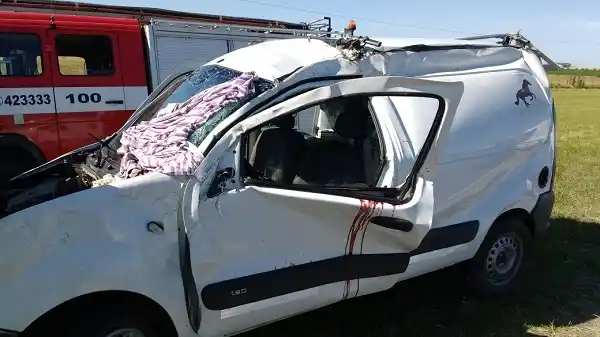 Bomberos Gualeguaychú rescató a conductor atrapado en un vuelco