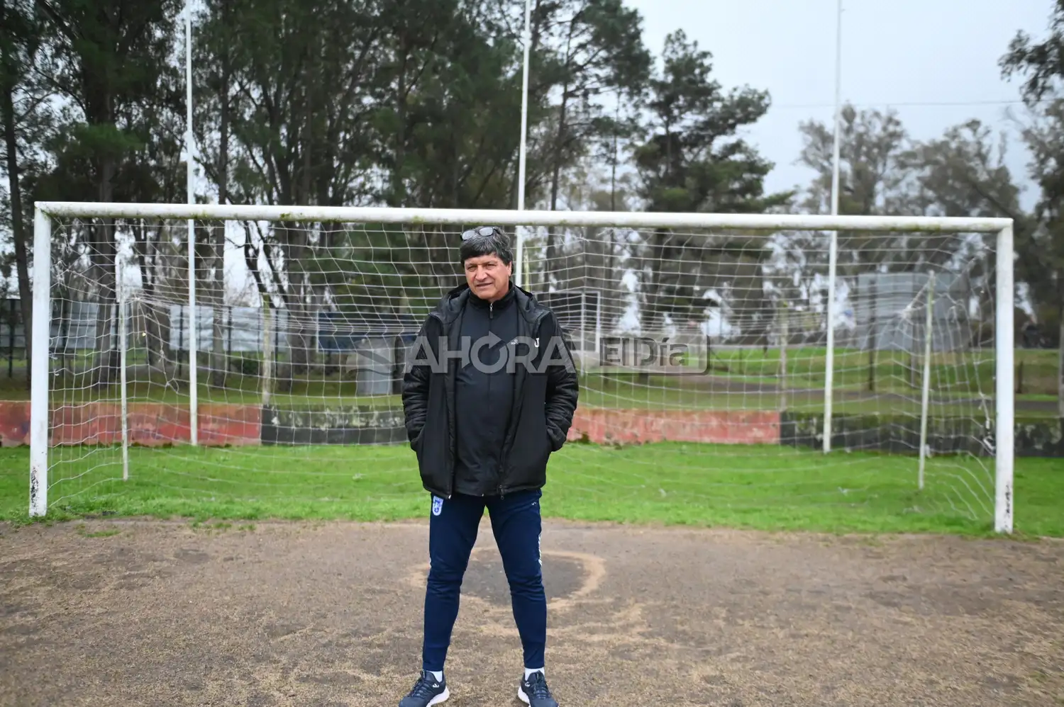 Marcelo Bauzá con el fondo de uno de los arcos de la cancha de Central, que fue testigo de sus goles (crédito: MR Fotografía).