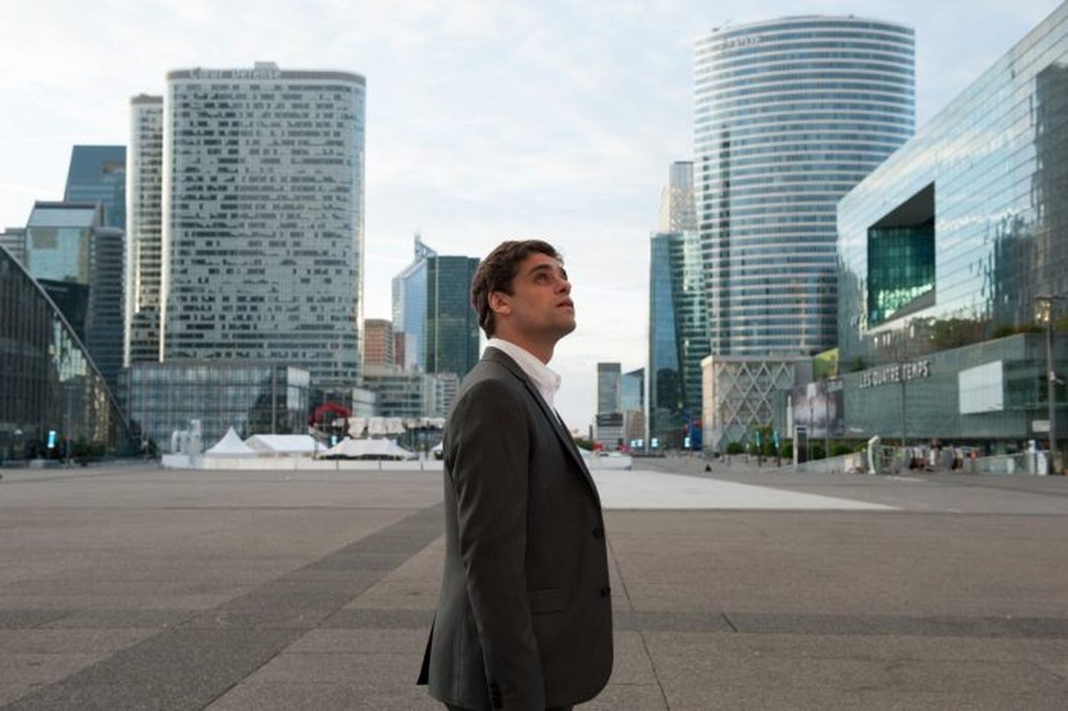 Basada en un hecho real, se ve el filme “L´Outsider”