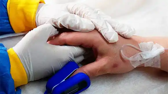 Familiares de pacientes en estado crítico con COVID-19 podrán acompañarlos