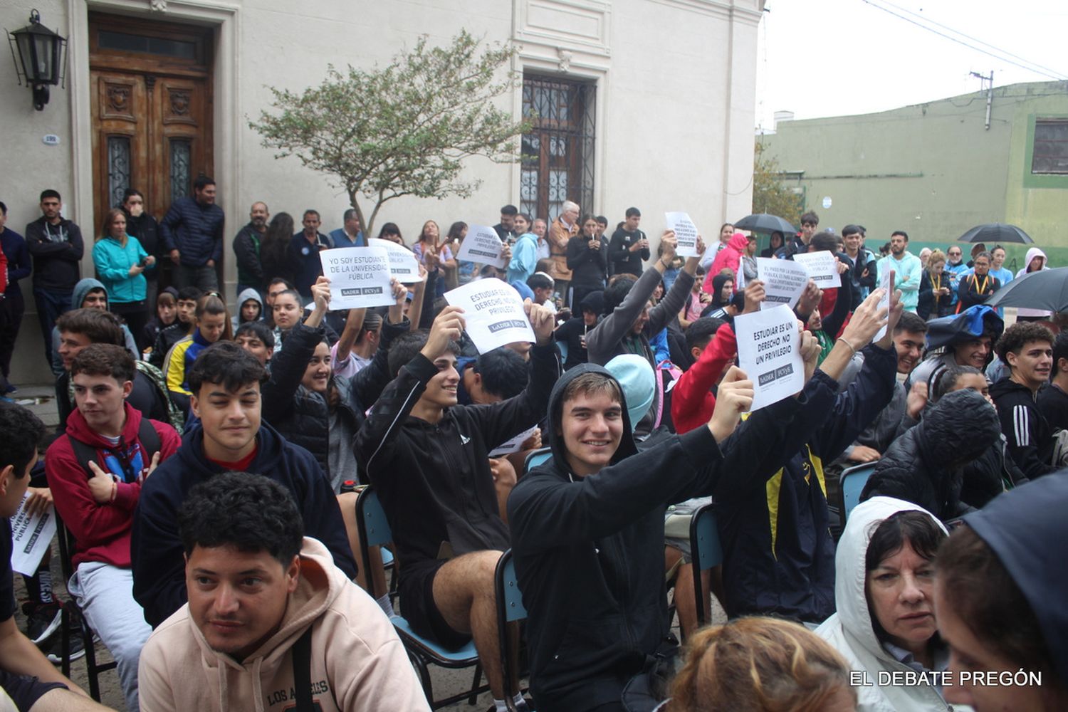 Masiva marcha en defensa de la educación pública