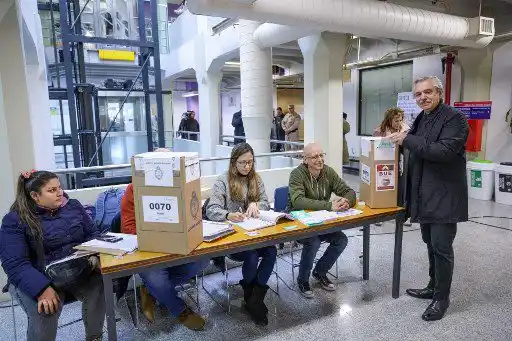 presidente argentino, Alberto Fernández (derecha), emitiendo su voto durante las elecciones primarias en un colegio electoral en Buenos Aires el 13 de agosto de 2023.